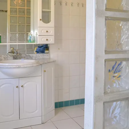 2 Bedroom Awesome In Prázdninový dům *